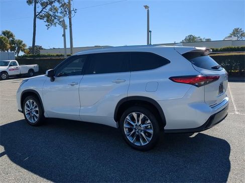 Used 2023 Toyota Highlander Limited image 6