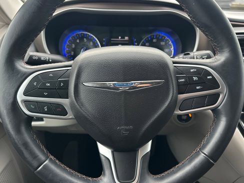 Used 2018 Chrysler Pacifica Touring-L image 22