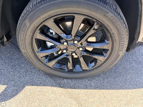 Certified 2022 Jeep Grand Cherokee Laredo X AWD/4WD image 10