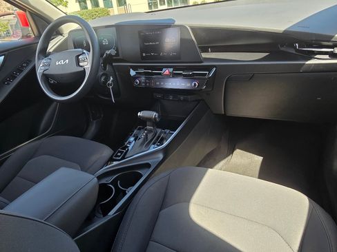 Used 2025 Kia Niro LX FWD image 28