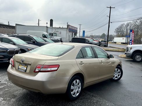 Used 2010 Toyota Camry LE image 5