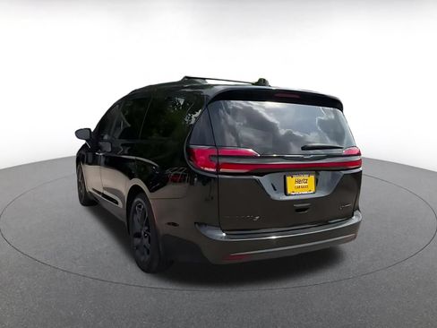 Used 2025 Chrysler Pacifica Limited FWD image 11