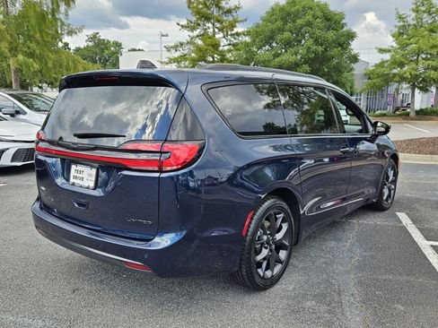 Used 2025 Chrysler Pacifica Limited FWD image 4