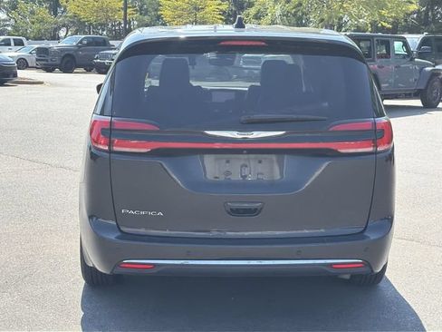 Used 2023 Chrysler Pacifica Touring-L FWD image 5