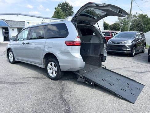 Used 2020 Toyota Sienna L FWD image 1