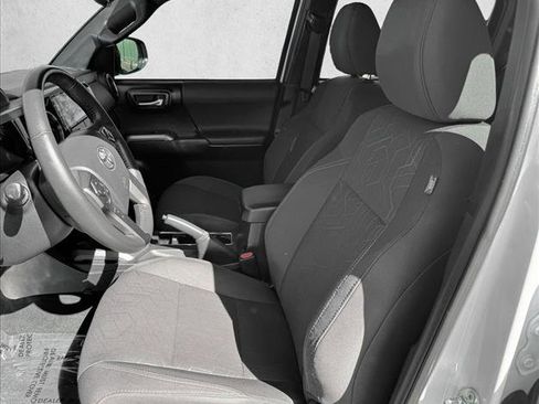 Used 2017 Toyota Tacoma TRD Sport w/ Premium & Technology Package AWD/4WD image 10