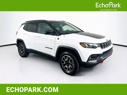 Used 2025 Jeep Compass Trailhawk AWD/4WD image 1