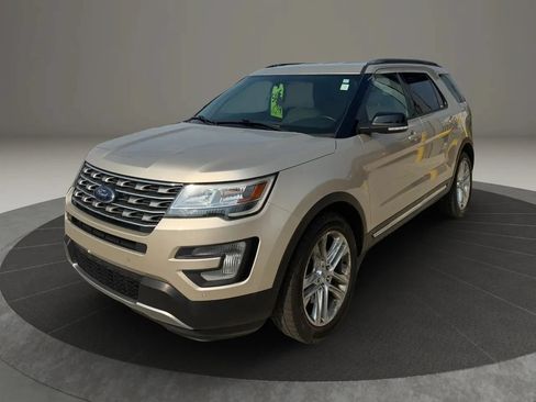 Used 2017 Ford Explorer XLT w/ Equipment Group 202A AWD/4WD image 3