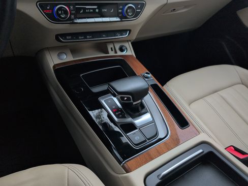 Used 2021 Audi Q5 Premium image 9