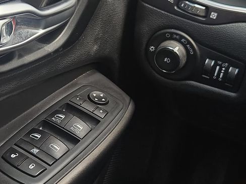 Used 2020 Jeep Cherokee Trailhawk w/ Cold Weather Group AWD/4WD image 17