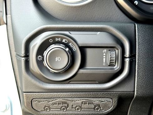 Used 2026 Jeep Wrangler Unlimited Sahara AWD/4WD image 16