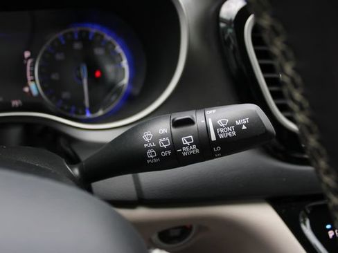 Used 2022 Chrysler Pacifica Touring-L FWD image 13