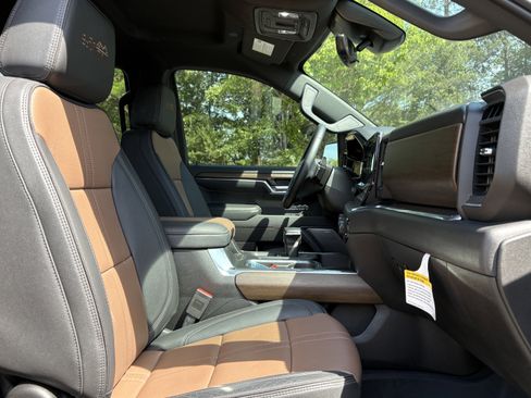 Used 2024 Chevrolet Silverado 1500 High Country w/ Technology Package AWD/4WD image 12