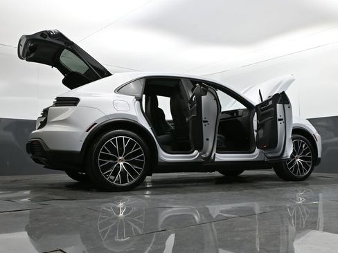 Used 2024 Porsche Macan 4 Electric w/ Premium Package image 38