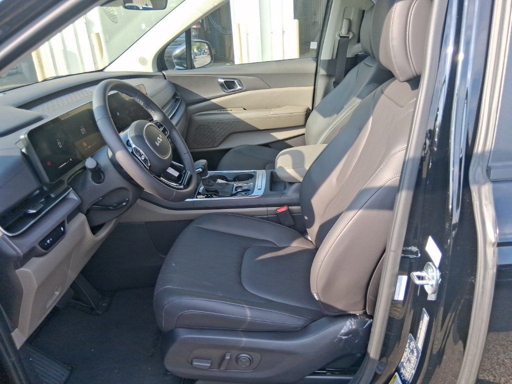 Used 2026 Kia Carnival EX FWD image 10