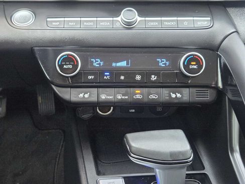 Certified 2025 Hyundai Elantra Limited FWD image 19