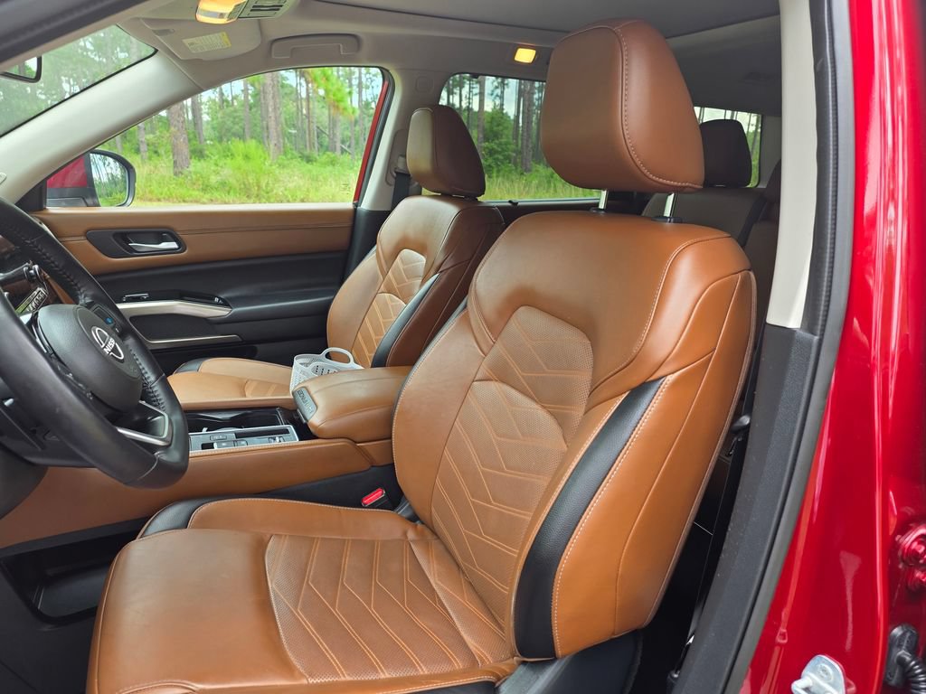 Used 2024 Nissan Pathfinder Platinum w/ Black Appearance Package FWD image 14