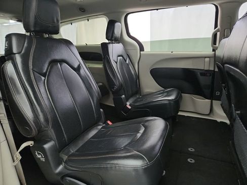 Used 2019 Chrysler Pacifica Touring-L FWD image 31