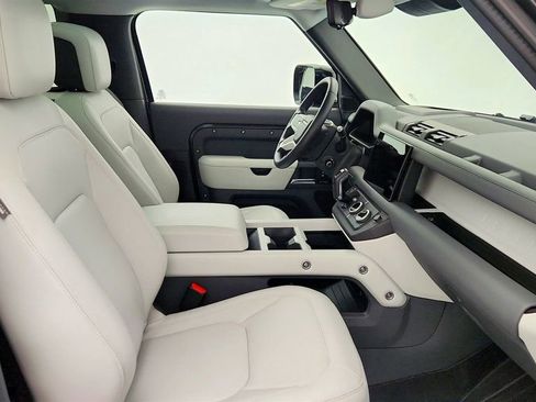 Used 2025 Land Rover Defender 90 S image 23