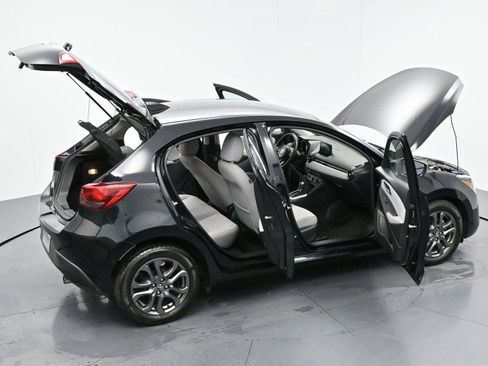 Used 2020 Toyota Yaris LE image 39