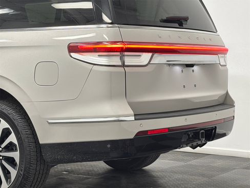 Used 2022 Lincoln Navigator L Reserve w/ Equipment Group 201A image 7