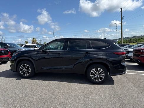 Used 2022 Toyota Highlander XLE FWD image 4