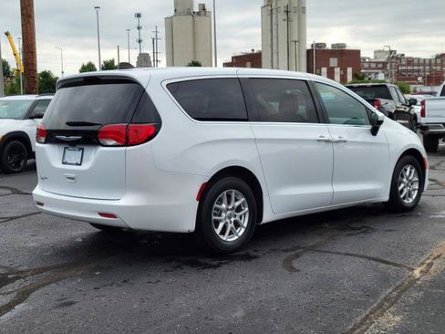 Used 2023 Chrysler Voyager LX FWD image 2