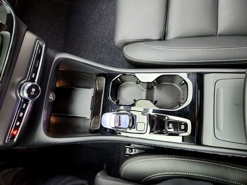 Certified 2026 Volvo XC40 B5 Plus AWD/4WD image 22