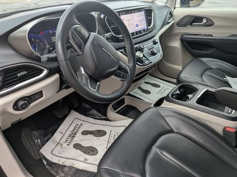 Used 2023 Chrysler Pacifica Touring-L FWD image 11