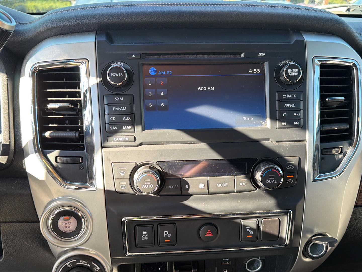Used 2017 Nissan Titan SL AWD/4WD image 10