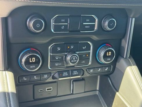 Certified 2021 Chevrolet Suburban Premier AWD/4WD image 37