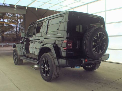 Used 2022 Jeep Wrangler Unlimited Sahara w/ Cold Weather Group image 4