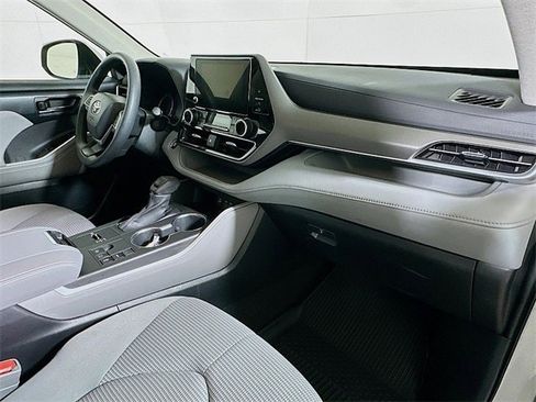 Used 2023 Toyota Highlander L image 28