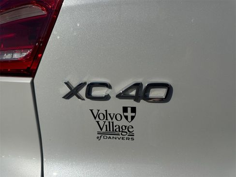 Certified 2025 Volvo XC40 B5 Core image 8