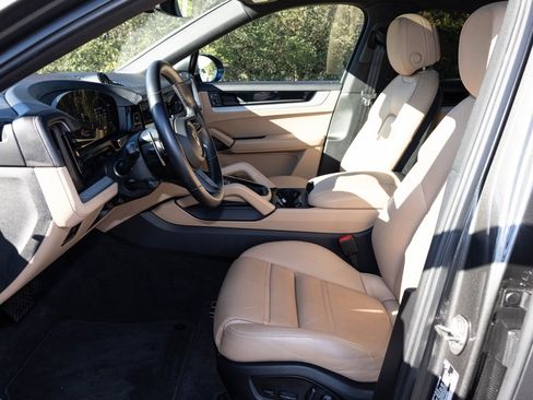 Used 2024 Porsche Cayenne Coupe image 23