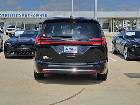 Used 2024 Chrysler Pacifica Touring FWD image 6