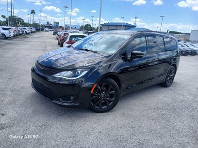 Used 2020 Chrysler Pacifica Limited w/ Quick Order Package 27H Red S