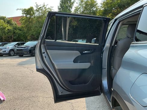 Used 2023 Toyota Highlander XLE FWD image 15