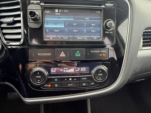 Used 2015 Mitsubishi Outlander SE image 36