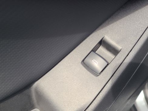 Used 2025 Chevrolet Equinox LT FWD image 12
