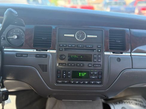 Used 2007 Lincoln Town Car Signature RWD image 21