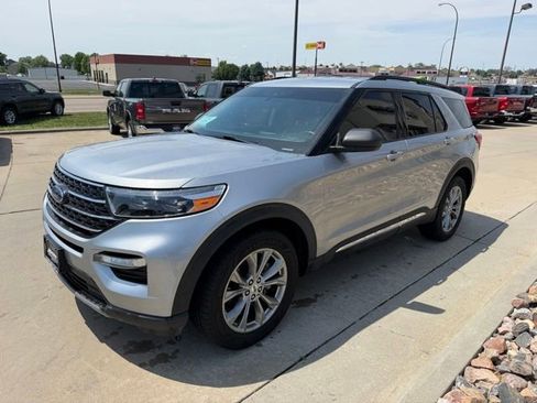 Used 2022 Ford Explorer XLT w/ Equipment Group 202A AWD/4WD image 3
