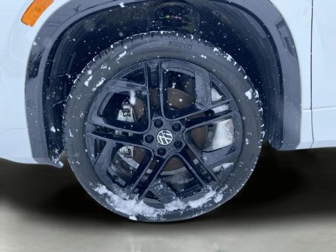 Used 2025 Volkswagen Tiguan SE R-Line image 17