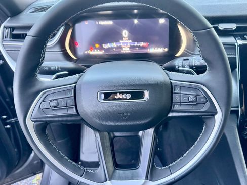 New 2025 Jeep Grand Cherokee Altitude image 11