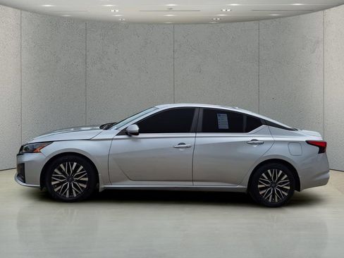 Used 2023 Nissan Altima 2.5 SV w/ SV Premium Package FWD image 2