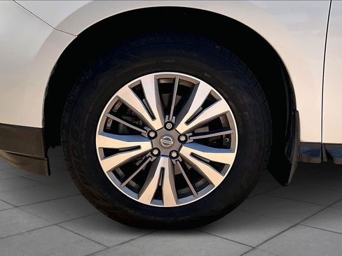Used 2017 Nissan Pathfinder SV image 11