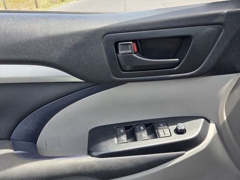 Used 2019 Toyota Highlander LE image 27