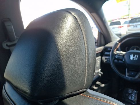 Used 2023 Honda Pilot TrailSport image 9
