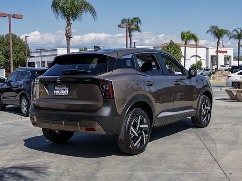 Used 2025 Nissan Kicks SV FWD image 4