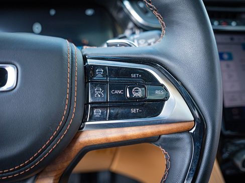 Used 2025 Jeep Grand Cherokee Summit image 17